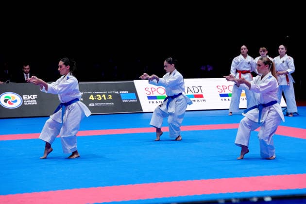 Deutschland: EKF Karate Europameisterschaft Seniors 2026 - Eissporthalle, Frankfurt: Das Female Kata Team Frankreich (Bui, Capet, Severan, Vilanova) im Kampf um die Bronzemedaille gegen das Team Deutschland (Hebbel, Jay, Siebert) Frankfurt am Main Eissporthalle Frankfurt Hessen Deutschland Copyright: xKjetilxWaberx