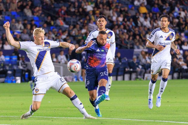 May 23, 2026, Carson, California, USA: Jakob Glesnes 5 of the LA Galaxy tries to block a shot into goal by Guilherme Augusto 20 of the Houston Dynamo FC during their regular season MLS, Fussball Herren, USA match on Saturday May 23, 2026 at Dignity Health Sports Park Stadium in Carson, California. Galaxy tie with Dynamo, 1-1. JAVIER ROJAS PI LA Galaxy Vs. Houston Dynamo  - ZUMAp124 20260523_zaa_p124_050 Copyright: xJavierxRojasx