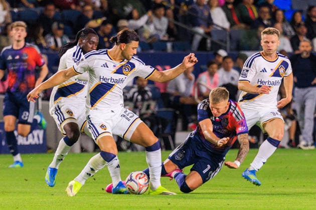 May 23, 2026, Carson, California, USA: Mateusz Bogusz 19 of the Houston Dynamo FC loses the ball to Justin Haak 15 of the LA Galaxy during their regular season MLS, Fussball Herren, USA match on Saturday May 23, 2026 at Dignity Health Sports Park Stadium in Carson, California. Galaxy tie with Dynamo, 1-1. JAVIER ROJAS PI LA Galaxy Vs. Houston Dynamo  - ZUMAp124 20260523_zaa_p124_053 Copyright: xJavierxRojasx