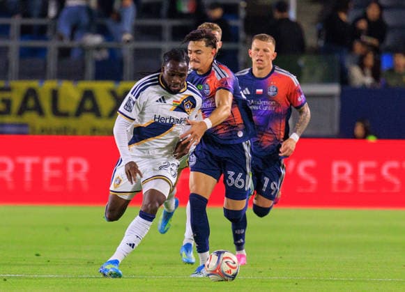 May 23, 2026, Carson, California, USA: Joseph Paintsil 28 of the LA Galaxy tries to get past Felipe Andrade 36 of the Houston Dynamo FC during their regular season MLS, Fussball Herren, USA match on Saturday May 23, 2026 at Dignity Health Sports Park Stadium in Carson, California. Galaxy tie with Dynamo, 1-1. JAVIER ROJAS PI LA Galaxy Vs. Houston Dynamo  - ZUMAp124 20260523_zaa_p124_054 Copyright: xJavierxRojasx