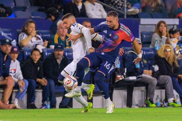 May 23, 2026, Carson, California, USA: Gabriel Pec 11 of the LA Galaxy battles for the ball with Ho ctor Herrera 16 of the Houston Dynamo FC during their regular season MLS, Fussball Herren, USA match on Saturday May 23, 2026 at Dignity Health Sports Park Stadium in Carson, California. Galaxy tie with Dynamo, 1-1. JAVIER ROJAS PI LA Galaxy Vs. Houston Dynamo  - ZUMAp124 20260523_zaa_p124_055 Copyright: xJavierxRojasx