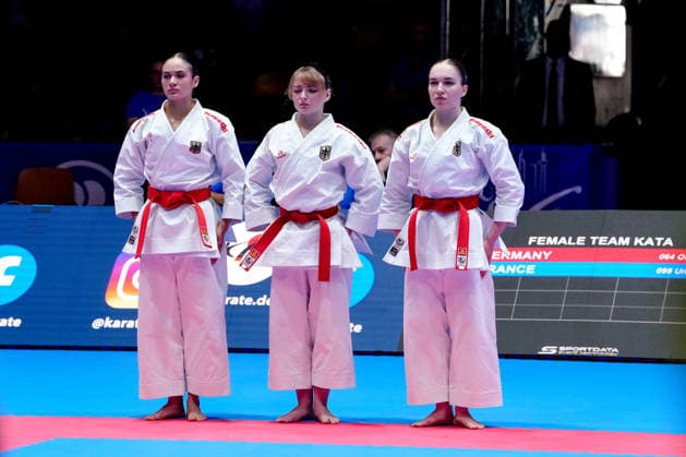 Deutschland: EKF Karate Europameisterschaft Seniors 2026 - Eissporthalle, Frankfurt: Das Female Kata Team Deutschland (Hebbel, Jay, Siebert) sind enttäuscht nach der Niederlage im Kampf um die Bronzemedaille gegen das Team Frankreich (Bui, Capet, Severan, Vilanova) Frankfurt am Main Eissporthalle Frankfurt Hessen Deutschland Copyright: xKjetilxWaberx