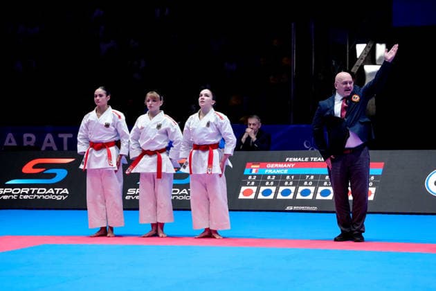 Deutschland: EKF Karate Europameisterschaft Seniors 2026 - Eissporthalle, Frankfurt: Das Female Kata Team Deutschland (Hebbel, Jay, Siebert) sind enttäuscht nach der Niederlage im Kampf um die Bronzemedaille gegen das Team Frankreich (Bui, Capet, Severan, Vilanova) Frankfurt am Main Eissporthalle Frankfurt Hessen Deutschland Copyright: xKjetilxWaberx