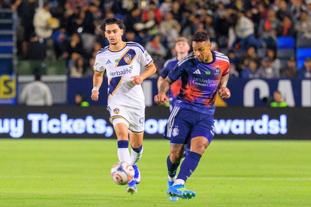 May 23, 2026, Carson, California, USA: AntoÂ nio Carlos 3 of the Houston Dynamo FC passes away from Matheus Nascimento 9 of the LA Galaxy during their regular season MLS, Fussball Herren, USA match on Saturday May 23, 2026 at Dignity Health Sports Park Stadium in Carson, California. Galaxy tie with Dynamo, 1-1. JAVIER ROJAS PI LA Galaxy Vs. Houston Dynamo  - ZUMAp124 20260523_zaa_p124_065 Copyright: xJavierxRojasx