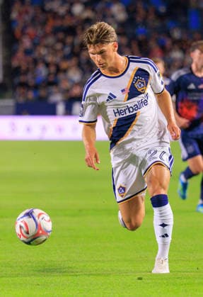 May 23, 2026, Carson, California, USA: Harbor Miller 26 of the LA Galaxy controls the ball during their regular season MLS, Fussball Herren, USA match against the Houston Dynamo on Saturday May 23, 2026 at Dignity Health Sports Park Stadium in Carson, California. Galaxy tie with Dynamo, 1-1. JAVIER ROJAS PI LA Galaxy Vs. Houston Dynamo  - ZUMAp124 20260523_zaa_p124_074 Copyright: xJavierxRojasx