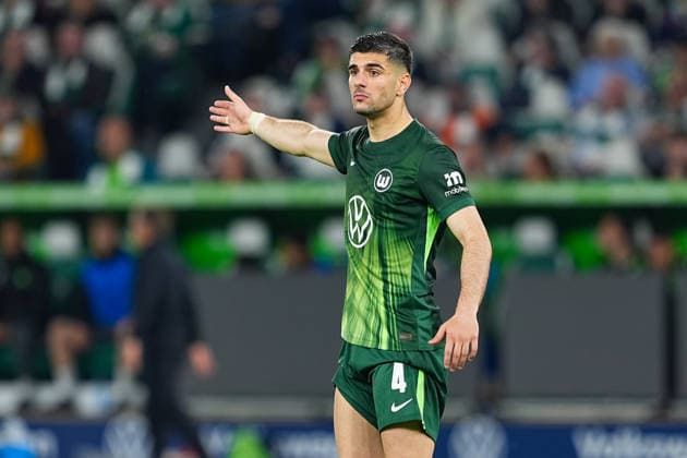 21.05.2026, xydrx, Herren, Fußball, Relegation Hinspiel, 1.Bundesliga, VfL Wolfsburg - SC Paderborn 07, Saison 2025 2026, Volkswagen Arena: Konstantinos Koulierakis (VfL Wolfsburg, 4) gestikulierend DFB regulations prohibit any use of photographs as image sequences and or quasi-video. *** 21 05 2026, xydrx, Men, Football, Relegation first leg, 1 Bundesliga, VfL Wolfsburg SC Paderborn 07, Season 2025 2026, Volkswagen Arena Konstantinos Koulierakis VfL Wolfsburg, 4 gesticulating DFB regulations prohibit any use of photographs as image sequences and or quasi video Copyright: HMBxMedia YannisxDreimann