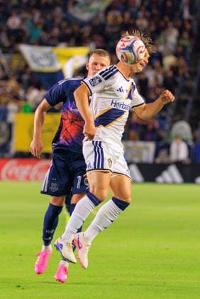 May 23, 2026, Carson, California, USA: Mateusz Bogusz 19 of the Houston Dynamo FC is beaten to the ball by Harbor Miller 26 of the LA Galaxy during their regular season MLS, Fussball Herren, USA match on Saturday May 23, 2026 at Dignity Health Sports Park Stadium in Carson, California. Galaxy tie with Dynamo, 1-1. JAVIER ROJAS PI Carson USA - ZUMAp124 20260523_zaa_p124_072 Copyright: xJavierxRojasx