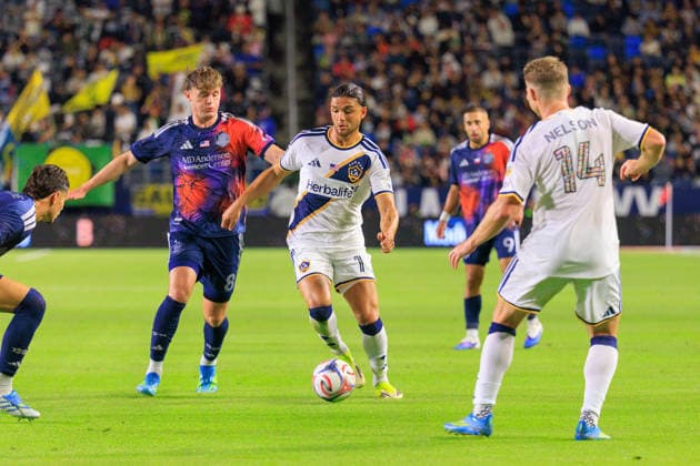 May 23, 2026, Carson, California, USA: Jack McGlynn 8 of the Houston Dynamo FC defends against Justin Haak 15 of the LA Galaxy during their regular season MLS, Fussball Herren, USA match on Saturday May 23, 2026 at Dignity Health Sports Park Stadium in Carson, California. Galaxy tie with Dynamo, 1-1. JAVIER ROJAS PI Carson USA - ZUMAp124 20260523_zaa_p124_060 Copyright: xJavierxRojasx