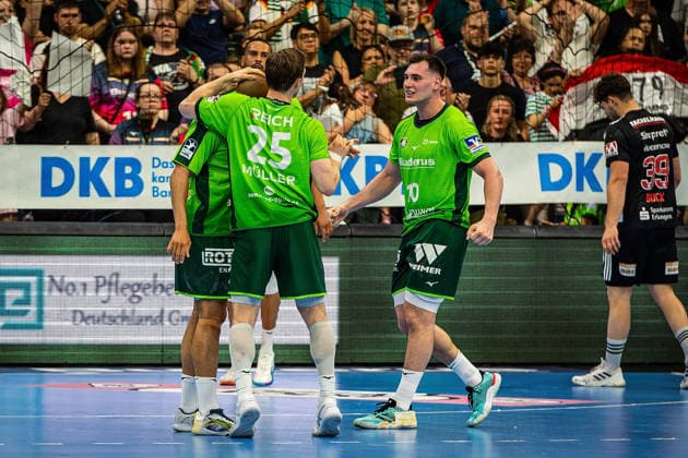 23.05.2026, xovx, Handball Daikin Handball-Bundesliga, HSG Wetzlar - HC Erlangen Die Spieler der HSG Wetzlar bejubeln ausgelassen den 29:26 Heimsieg über den HC Erlangen. Wetzlar Buderus Arena Hessen Deutschland (DE)