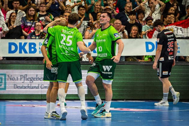 23.05.2026, xovx, Handball Daikin Handball-Bundesliga, HSG Wetzlar - HC Erlangen Die Spieler der HSG Wetzlar bejubeln ausgelassen den 29:26 Heimsieg über den HC Erlangen. Wetzlar Buderus Arena Hessen Deutschland (DE)