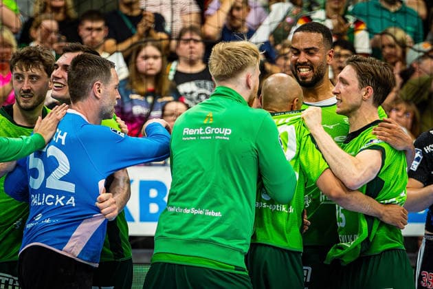 23.05.2026, xovx, Handball Daikin Handball-Bundesliga, HSG Wetzlar - HC Erlangen Die Spieler der HSG Wetzlar bejubeln ausgelassen den 29:26 Heimsieg über den HC Erlangen. Wetzlar Buderus Arena Hessen Deutschland (DE)
