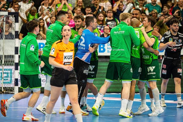 23.05.2026, xovx, Handball Daikin Handball-Bundesliga, HSG Wetzlar - HC Erlangen Die Spieler der HSG Wetzlar bejubeln ausgelassen den 29:26 Heimsieg über den HC Erlangen. Wetzlar Buderus Arena Hessen Deutschland (DE)
