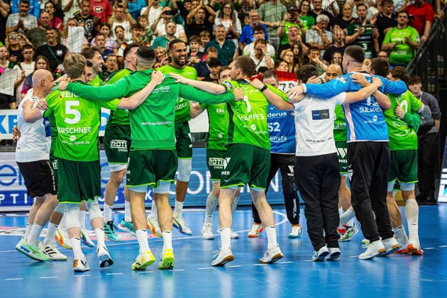23.05.2026, xovx, Handball Daikin Handball-Bundesliga, HSG Wetzlar - HC Erlangen Die Spieler der HSG Wetzlar bejubeln ausgelassen den 29:26 Heimsieg über den HC Erlangen. Wetzlar Buderus Arena Hessen Deutschland (DE)