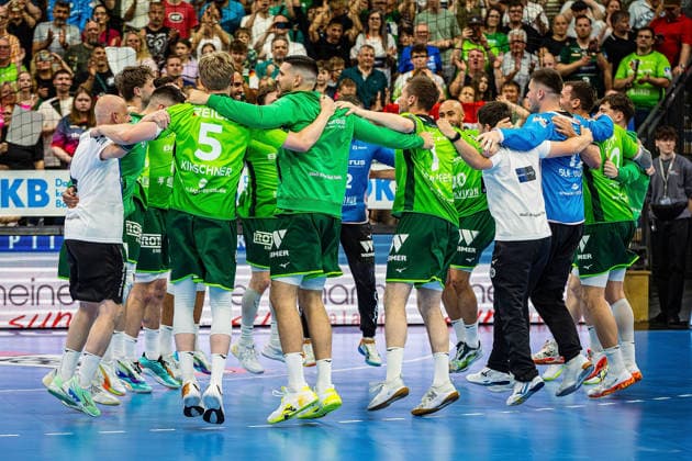 23.05.2026, xovx, Handball Daikin Handball-Bundesliga, HSG Wetzlar - HC Erlangen Die Spieler der HSG Wetzlar bejubeln ausgelassen den 29:26 Heimsieg über den HC Erlangen. Wetzlar Buderus Arena Hessen Deutschland (DE)