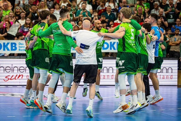 23.05.2026, xovx, Handball Daikin Handball-Bundesliga, HSG Wetzlar - HC Erlangen Die Spieler der HSG Wetzlar bejubeln ausgelassen den 29:26 Heimsieg über den HC Erlangen. Wetzlar Buderus Arena Hessen Deutschland (DE)