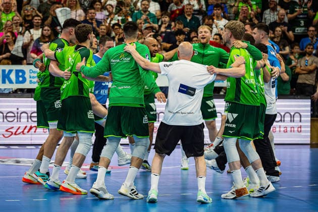 23.05.2026, xovx, Handball Daikin Handball-Bundesliga, HSG Wetzlar - HC Erlangen Die Spieler der HSG Wetzlar bejubeln ausgelassen den 29:26 Heimsieg über den HC Erlangen. Wetzlar Buderus Arena Hessen Deutschland (DE)