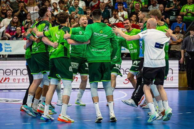 23.05.2026, xovx, Handball Daikin Handball-Bundesliga, HSG Wetzlar - HC Erlangen Die Spieler der HSG Wetzlar bejubeln ausgelassen den 29:26 Heimsieg über den HC Erlangen. Wetzlar Buderus Arena Hessen Deutschland (DE)