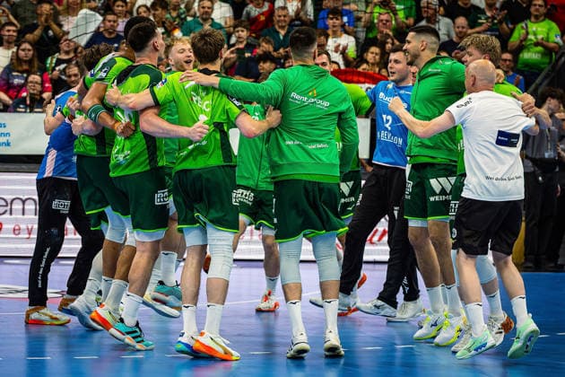 23.05.2026, xovx, Handball Daikin Handball-Bundesliga, HSG Wetzlar - HC Erlangen Die Spieler der HSG Wetzlar bejubeln ausgelassen den 29:26 Heimsieg über den HC Erlangen. Wetzlar Buderus Arena Hessen Deutschland (DE)
