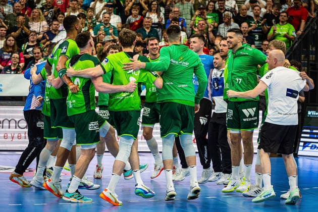23.05.2026, xovx, Handball Daikin Handball-Bundesliga, HSG Wetzlar - HC Erlangen Die Spieler der HSG Wetzlar bejubeln ausgelassen den 29:26 Heimsieg über den HC Erlangen. Wetzlar Buderus Arena Hessen Deutschland (DE)