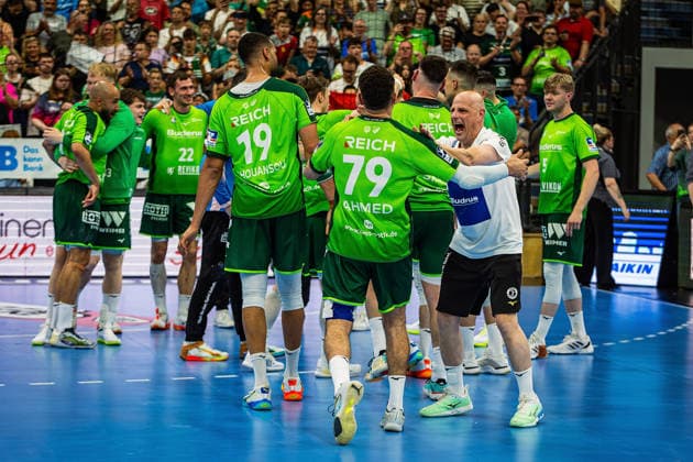 23.05.2026, xovx, Handball Daikin Handball-Bundesliga, HSG Wetzlar - HC Erlangen Die Spieler der HSG Wetzlar bejubeln ausgelassen den 29:26 Heimsieg über den HC Erlangen. Wetzlar Buderus Arena Hessen Deutschland (DE)