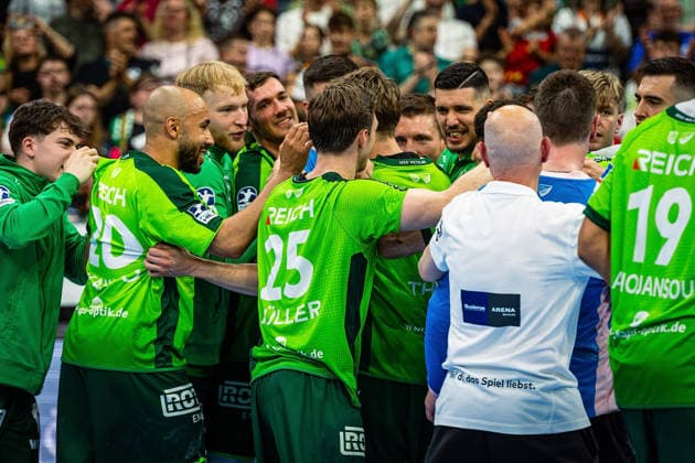 23.05.2026, xovx, Handball Daikin Handball-Bundesliga, HSG Wetzlar - HC Erlangen Die Spieler der HSG Wetzlar bejubeln ausgelassen den 29:26 Heimsieg über den HC Erlangen. Wetzlar Buderus Arena Hessen Deutschland (DE)