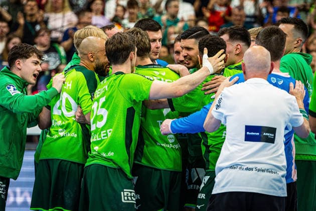 23.05.2026, xovx, Handball Daikin Handball-Bundesliga, HSG Wetzlar - HC Erlangen Die Spieler der HSG Wetzlar bejubeln ausgelassen den 29:26 Heimsieg über den HC Erlangen. Wetzlar Buderus Arena Hessen Deutschland (DE)
