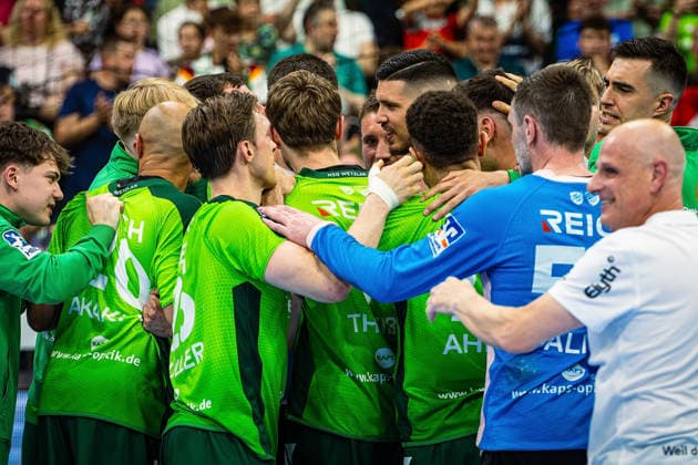 23.05.2026, xovx, Handball Daikin Handball-Bundesliga, HSG Wetzlar - HC Erlangen Die Spieler der HSG Wetzlar bejubeln ausgelassen den 29:26 Heimsieg über den HC Erlangen. Wetzlar Buderus Arena Hessen Deutschland (DE)