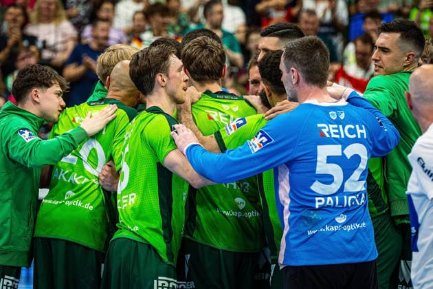 23.05.2026, xovx, Handball Daikin Handball-Bundesliga, HSG Wetzlar - HC Erlangen Die Spieler der HSG Wetzlar bejubeln ausgelassen den 29:26 Heimsieg über den HC Erlangen. Wetzlar Buderus Arena Hessen Deutschland (DE)