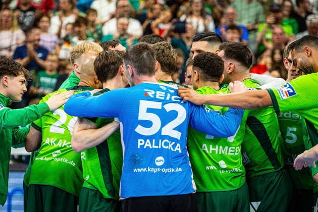 23.05.2026, xovx, Handball Daikin Handball-Bundesliga, HSG Wetzlar - HC Erlangen Die Spieler der HSG Wetzlar bejubeln ausgelassen den 29:26 Heimsieg über den HC Erlangen. Wetzlar Buderus Arena Hessen Deutschland (DE)