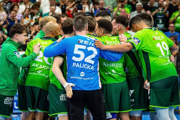 23.05.2026, xovx, Handball Daikin Handball-Bundesliga, HSG Wetzlar - HC Erlangen Die Spieler der HSG Wetzlar bejubeln ausgelassen den 29:26 Heimsieg über den HC Erlangen. Wetzlar Buderus Arena Hessen Deutschland (DE)