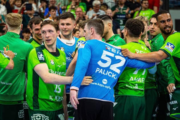 23.05.2026, xovx, Handball Daikin Handball-Bundesliga, HSG Wetzlar - HC Erlangen Die Spieler der HSG Wetzlar bejubeln ausgelassen den 29:26 Heimsieg über den HC Erlangen. Wetzlar Buderus Arena Hessen Deutschland (DE)