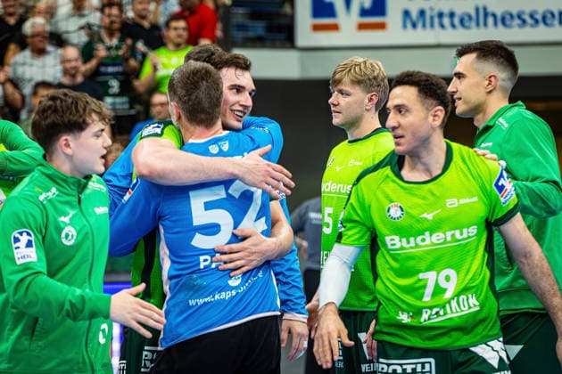 23.05.2026, xovx, Handball Daikin Handball-Bundesliga, HSG Wetzlar - HC Erlangen Die Spieler der HSG Wetzlar bejubeln ausgelassen den 29:26 Heimsieg über den HC Erlangen. Wetzlar Buderus Arena Hessen Deutschland (DE)