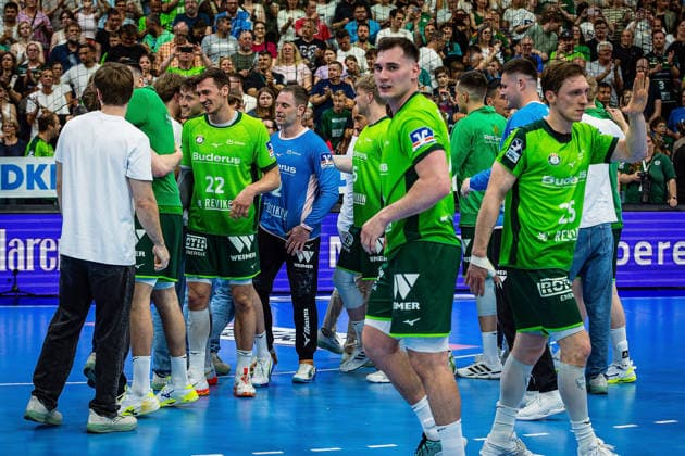 23.05.2026, xovx, Handball Daikin Handball-Bundesliga, HSG Wetzlar - HC Erlangen Die Spieler der HSG Wetzlar bejubeln ausgelassen den 29:26 Heimsieg über den HC Erlangen. Wetzlar Buderus Arena Hessen Deutschland (DE)