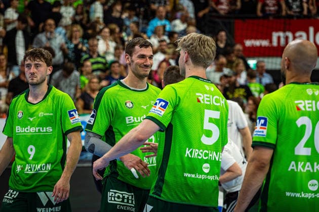 23.05.2026, xovx, Handball Daikin Handball-Bundesliga, HSG Wetzlar - HC Erlangen Die Spieler der HSG Wetzlar bejubeln ausgelassen den 29:26 Heimsieg über den HC Erlangen. V.l. Niklas Theiß (HSG Wetzlar), Jona Schoch (HSG Wetzlar), Tristan Kirschner (HSG Wetzlar), Cyrill Akakpo (HSG Wetzlar) Wetzlar Buderus Arena Hessen Deutschland (DE)