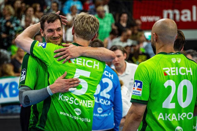 23.05.2026, xovx, Handball Daikin Handball-Bundesliga, HSG Wetzlar - HC Erlangen Die Spieler der HSG Wetzlar bejubeln ausgelassen den 29:26 Heimsieg über den HC Erlangen. V.l. Jona Schoch (HSG Wetzlar), Tristan Kirschner (HSG Wetzlar), Cyrill Akakpo (HSG Wetzlar) Wetzlar Buderus Arena Hessen Deutschland (DE)