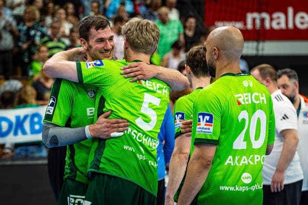 23.05.2026, xovx, Handball Daikin Handball-Bundesliga, HSG Wetzlar - HC Erlangen Die Spieler der HSG Wetzlar bejubeln ausgelassen den 29:26 Heimsieg über den HC Erlangen. V.l. Jona Schoch (HSG Wetzlar), Tristan Kirschner (HSG Wetzlar), Cyrill Akakpo (HSG Wetzlar) Wetzlar Buderus Arena Hessen Deutschland (DE)