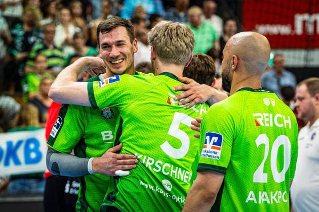23.05.2026, xovx, Handball Daikin Handball-Bundesliga, HSG Wetzlar - HC Erlangen Die Spieler der HSG Wetzlar bejubeln ausgelassen den 29:26 Heimsieg über den HC Erlangen. V.l. Jona Schoch (HSG Wetzlar), Tristan Kirschner (HSG Wetzlar), Cyrill Akakpo (HSG Wetzlar) Wetzlar Buderus Arena Hessen Deutschland (DE)