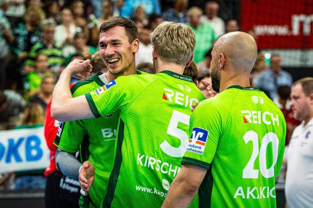 23.05.2026, xovx, Handball Daikin Handball-Bundesliga, HSG Wetzlar - HC Erlangen Die Spieler der HSG Wetzlar bejubeln ausgelassen den 29:26 Heimsieg über den HC Erlangen. V.l. Jona Schoch (HSG Wetzlar), Tristan Kirschner (HSG Wetzlar), Cyrill Akakpo (HSG Wetzlar) Wetzlar Buderus Arena Hessen Deutschland (DE)