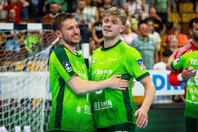 23.05.2026, xovx, Handball Daikin Handball-Bundesliga, HSG Wetzlar - HC Erlangen Die Spieler der HSG Wetzlar bejubeln ausgelassen den 29:26 Heimsieg über den HC Erlangen. V.l. Dominik Mappes (HSG Wetzlar), Tristan Kirschner (HSG Wetzlar) Wetzlar Buderus Arena Hessen Deutschland (DE)