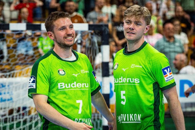 23.05.2026, xovx, Handball Daikin Handball-Bundesliga, HSG Wetzlar - HC Erlangen Die Spieler der HSG Wetzlar bejubeln ausgelassen den 29:26 Heimsieg über den HC Erlangen. V.l. Dominik Mappes (HSG Wetzlar), Tristan Kirschner (HSG Wetzlar) Wetzlar Buderus Arena Hessen Deutschland (DE)