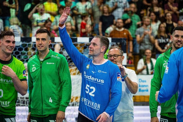 23.05.2026, xovx, Handball Daikin Handball-Bundesliga, HSG Wetzlar - HC Erlangen Die Spieler der HSG Wetzlar bejubeln ausgelassen den 29:26 Heimsieg über den HC Erlangen. V.l. Josip Simic (HSG Wetzlar), Filip Vistorop (HSG Wetzlar), Andreas Palicka (HSG Wetzlar), Mannschaftsarzt Frank Thiel (HSG Wetzlar), Stefan Cavor (HSG Wetzlar) Wetzlar Buderus Arena Hessen Deutschland (DE)