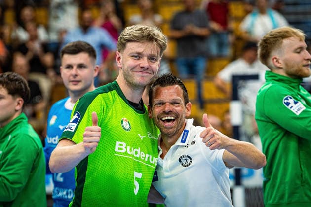 23.05.2026, xovx, Handball Daikin Handball-Bundesliga, HSG Wetzlar - HC Erlangen Die Spieler der HSG Wetzlar bejubeln ausgelassen den 29:26 Heimsieg über den HC Erlangen. V.l. Tristan Kirschner (HSG Wetzlar), Athletiktrainer Matthias Ott (HSG Wetzlar) Wetzlar Buderus Arena Hessen Deutschland (DE)