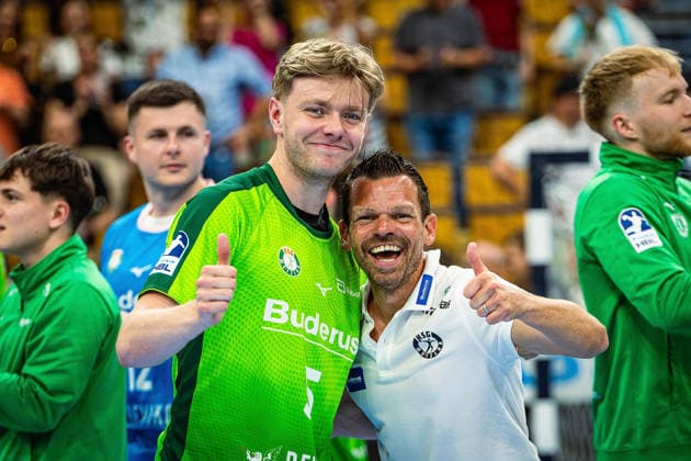 23.05.2026, xovx, Handball Daikin Handball-Bundesliga, HSG Wetzlar - HC Erlangen Die Spieler der HSG Wetzlar bejubeln ausgelassen den 29:26 Heimsieg über den HC Erlangen. V.l. Tristan Kirschner (HSG Wetzlar), Athletiktrainer Matthias Ott (HSG Wetzlar) Wetzlar Buderus Arena Hessen Deutschland (DE)