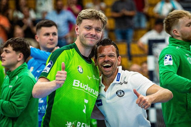 23.05.2026, xovx, Handball Daikin Handball-Bundesliga, HSG Wetzlar - HC Erlangen Die Spieler der HSG Wetzlar bejubeln ausgelassen den 29:26 Heimsieg über den HC Erlangen. V.l. Tristan Kirschner (HSG Wetzlar), Athletiktrainer Matthias Ott (HSG Wetzlar) Wetzlar Buderus Arena Hessen Deutschland (DE)