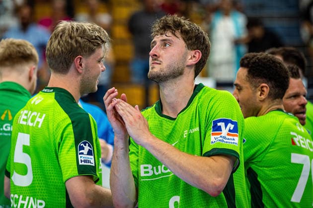 23.05.2026, xovx, Handball Daikin Handball-Bundesliga, HSG Wetzlar - HC Erlangen Die Spieler der HSG Wetzlar bejubeln ausgelassen den 29:26 Heimsieg über den HC Erlangen. V.l. Tristan Kirschner (HSG Wetzlar), Niklas Theiß (HSG Wetzlar), Ahmet Nafea (HSG Wetzlar) Wetzlar Buderus Arena Hessen Deutschland (DE)