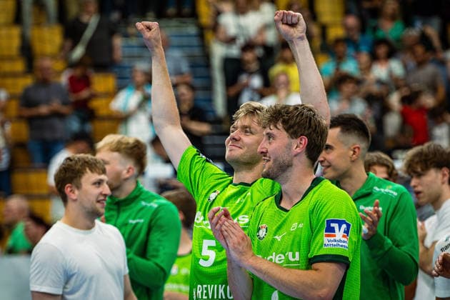 23.05.2026, xovx, Handball Daikin Handball-Bundesliga, HSG Wetzlar - HC Erlangen Die Spieler der HSG Wetzlar bejubeln ausgelassen den 29:26 Heimsieg über den HC Erlangen. V.l. Tristan Kirschner (HSG Wetzlar), Niklas Theiß (HSG Wetzlar) Wetzlar Buderus Arena Hessen Deutschland (DE)