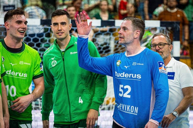 23.05.2026, xovx, Handball Daikin Handball-Bundesliga, HSG Wetzlar - HC Erlangen Die Spieler der HSG Wetzlar bejubeln ausgelassen den 29:26 Heimsieg über den HC Erlangen. V.l. Josip Simic (HSG Wetzlar), Filip Vistorop (HSG Wetzlar), Andreas Palicka (HSG Wetzlar) Wetzlar Buderus Arena Hessen Deutschland (DE)