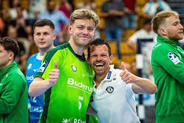 23.05.2026, xovx, Handball Daikin Handball-Bundesliga, HSG Wetzlar - HC Erlangen Die Spieler der HSG Wetzlar bejubeln ausgelassen den 29:26 Heimsieg über den HC Erlangen. V.l. Tristan Kirschner (HSG Wetzlar), Athletiktrainer Matthias Ott (HSG Wetzlar) Wetzlar Buderus Arena Hessen Deutschland (DE)