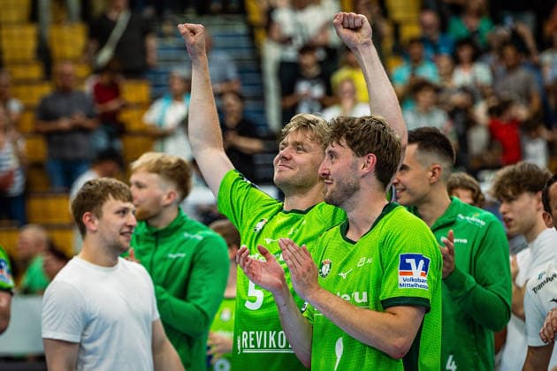 23.05.2026, xovx, Handball Daikin Handball-Bundesliga, HSG Wetzlar - HC Erlangen Die Spieler der HSG Wetzlar bejubeln ausgelassen den 29:26 Heimsieg über den HC Erlangen. V.l. Tristan Kirschner (HSG Wetzlar), Niklas Theiß (HSG Wetzlar) Wetzlar Buderus Arena Hessen Deutschland (DE)