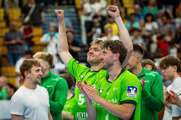 23.05.2026, xovx, Handball Daikin Handball-Bundesliga, HSG Wetzlar - HC Erlangen Die Spieler der HSG Wetzlar bejubeln ausgelassen den 29:26 Heimsieg über den HC Erlangen. V.l. Tristan Kirschner (HSG Wetzlar), Niklas Theiß (HSG Wetzlar) Wetzlar Buderus Arena Hessen Deutschland (DE)